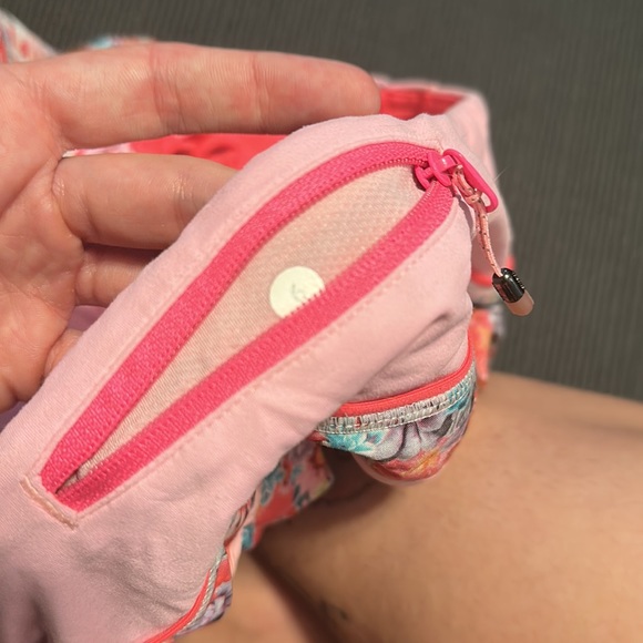 Lululemon floral shorts size 6 - Picture 3 of 3